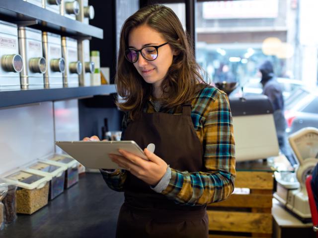 Fille dans le commerce