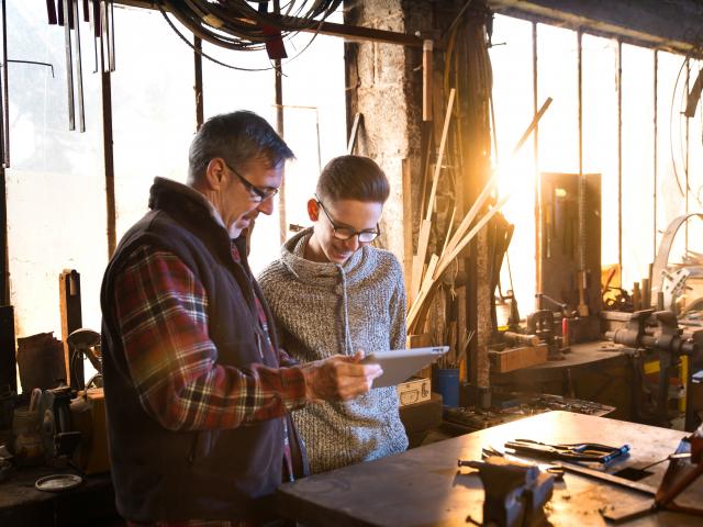 jeune homme et homme dans atelier