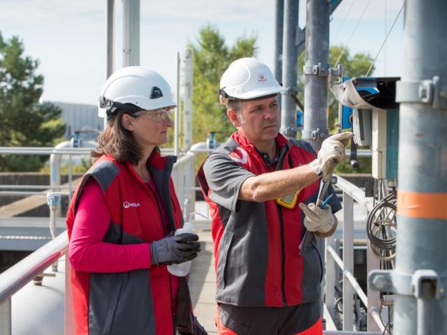 Une apprentie Veolia et son maître d'apprentissage