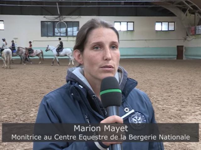 Jeune professionnelle dans le manège de la Bergerie nationale (extrait de d'une vidéo)