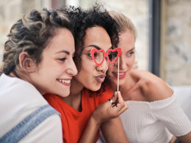 Photo de trois jeunes prenant un selfie