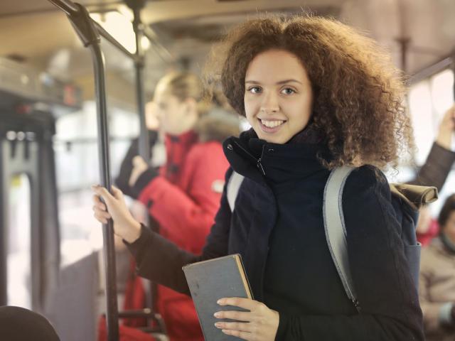 Photo jeune femme dans un bus