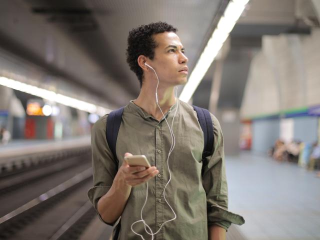 Jeune homme dans une station de métro