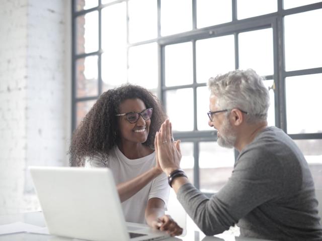 Photo femme et homme en entreprise