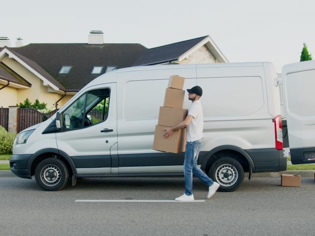 Livreur devant sa camionnette.