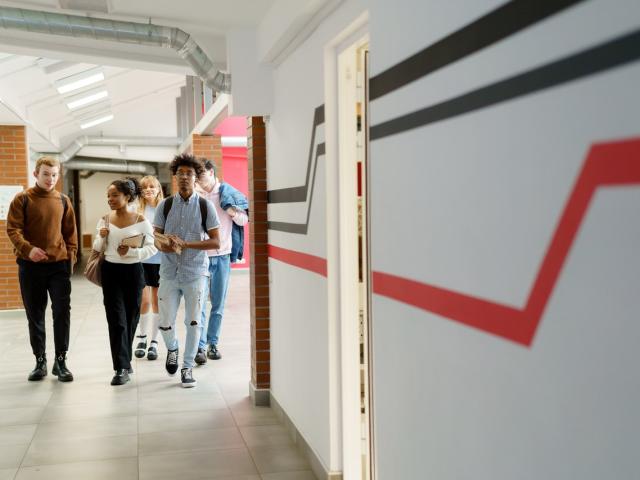 Jeunes marchant dans un couloir