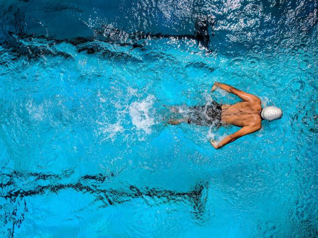 Photo de nageur en piscine