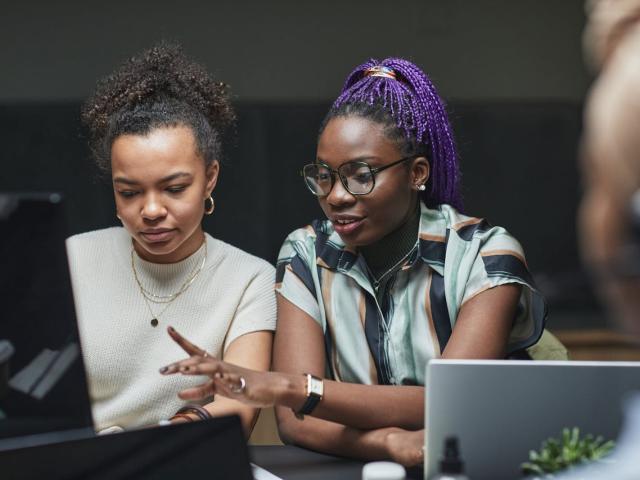 Photo deux jeunes femmes devant un ordinateur