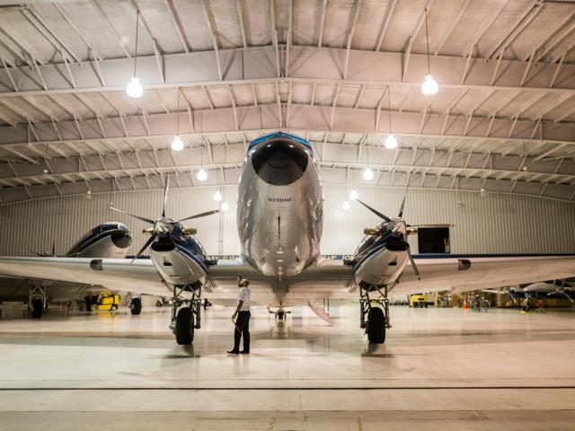 Photo avion dans un hangar