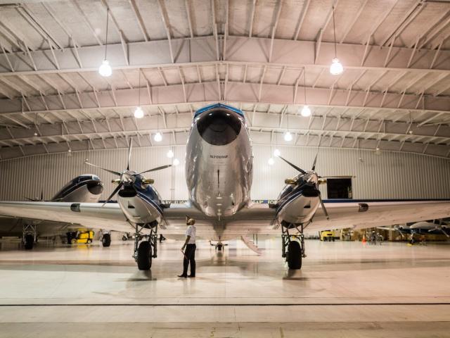 Photo d'avion dans un hangar
