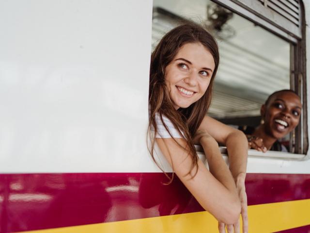 jeunes femmes dans un train
