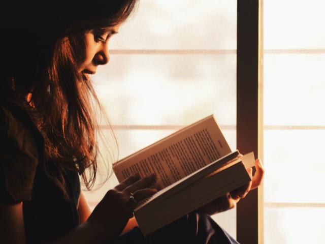 Photo de jeune femme avec un livre