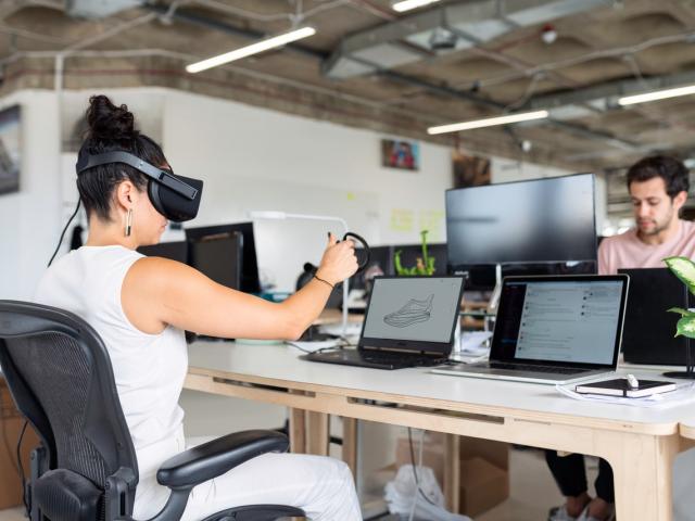 Photo femme avec casque VR