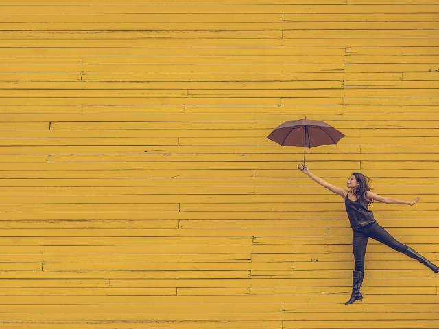 Photo jeune femme et parapluie