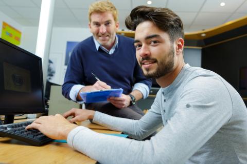 Jeune apprenti en informatique