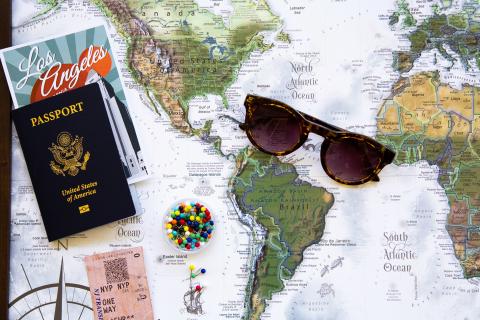 carte du monde avec passeport et lunettes de soleil