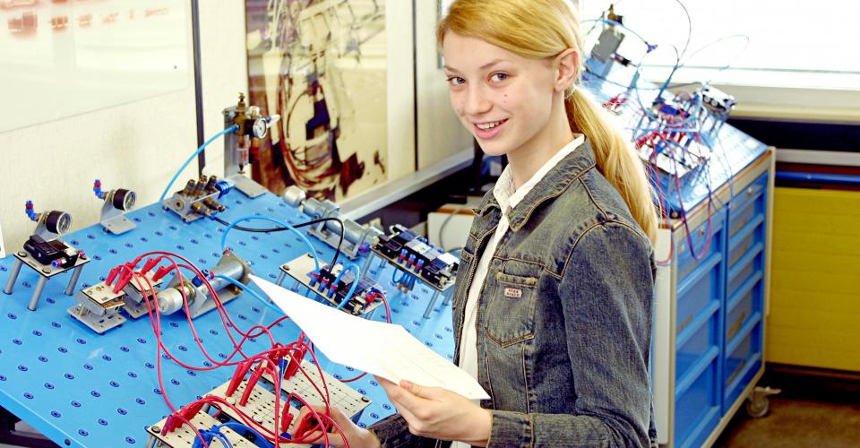 Jeune fille en atelier