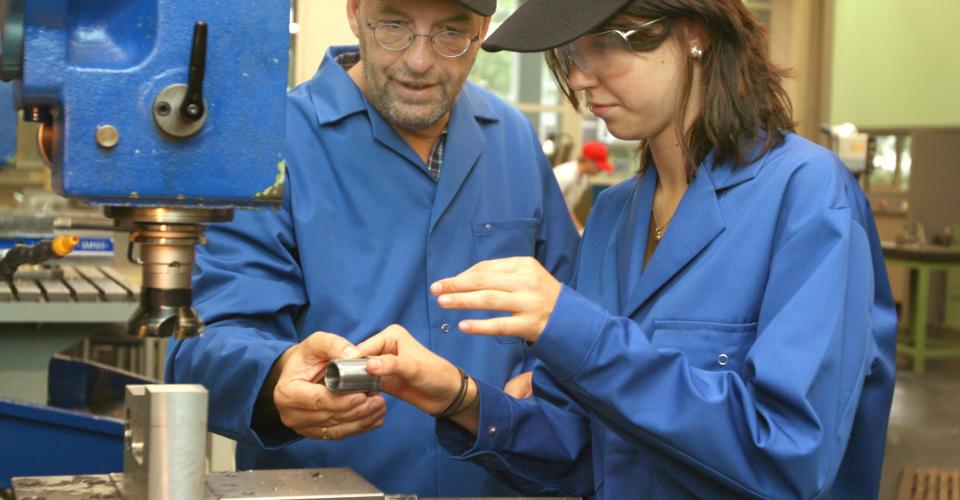 Homme femme à l'usine