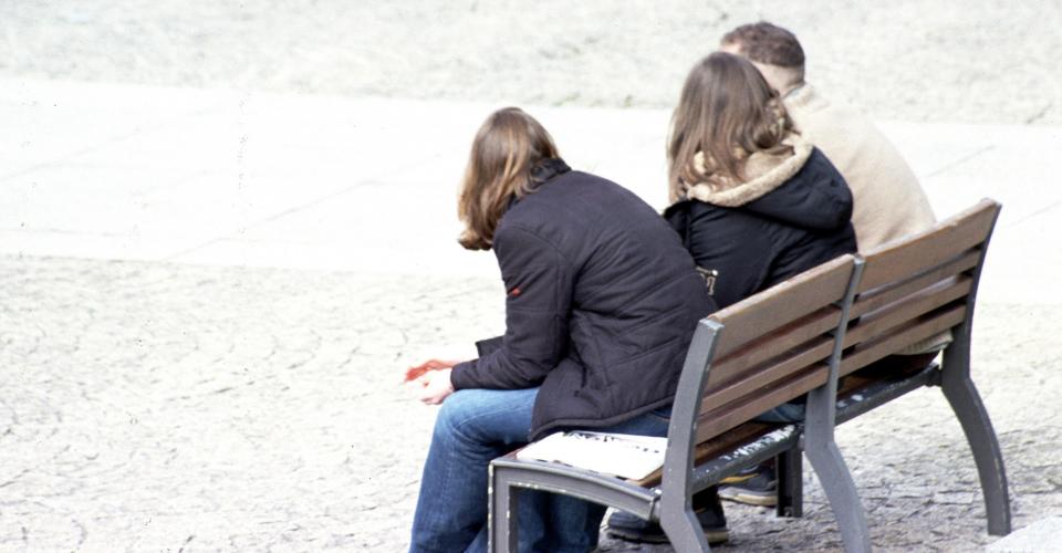 Photo jeunes sur un banc