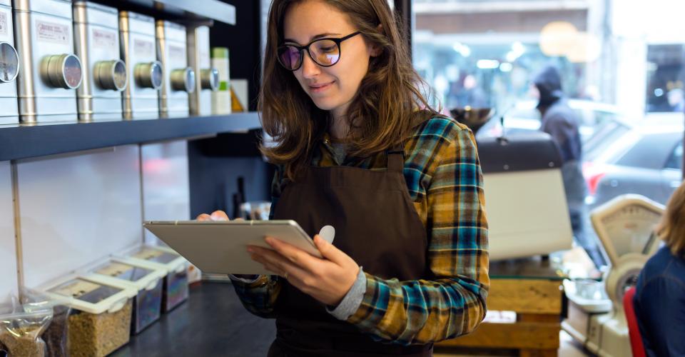 Fille dans le commerce