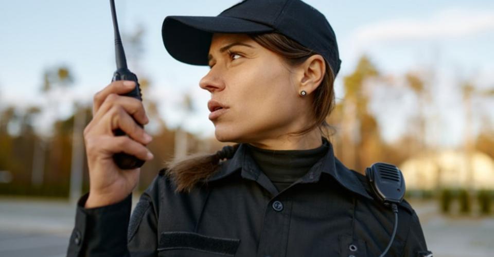 Photo femme agent de sécurité