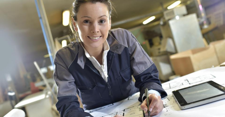 Jeune femme en situation de travail