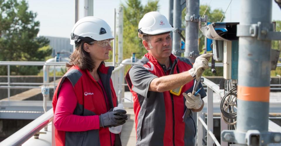 Une apprentie Veolia et son maître d'apprentissage