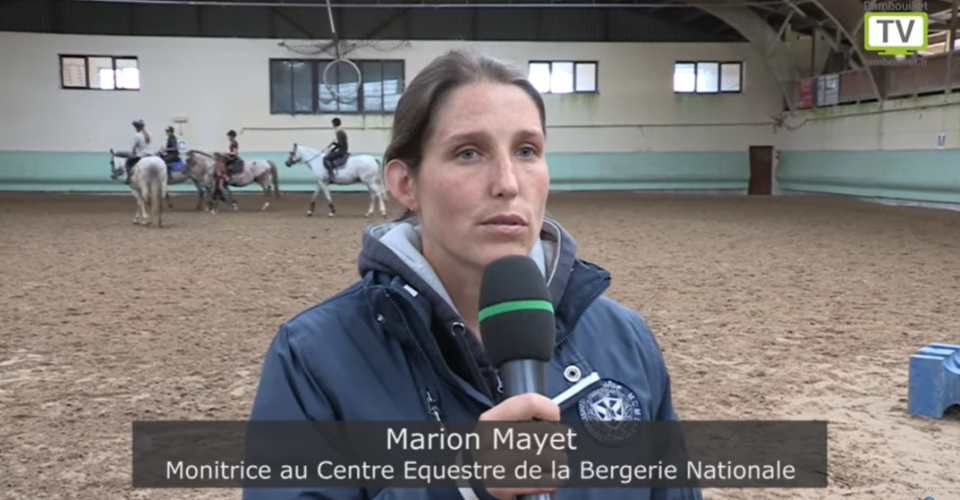 Jeune professionnelle dans le manège de la Bergerie nationale (extrait de d'une vidéo)