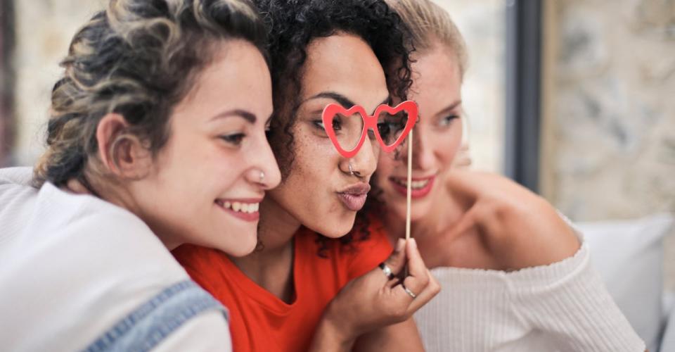 Photo de trois jeunes prenant un selfie