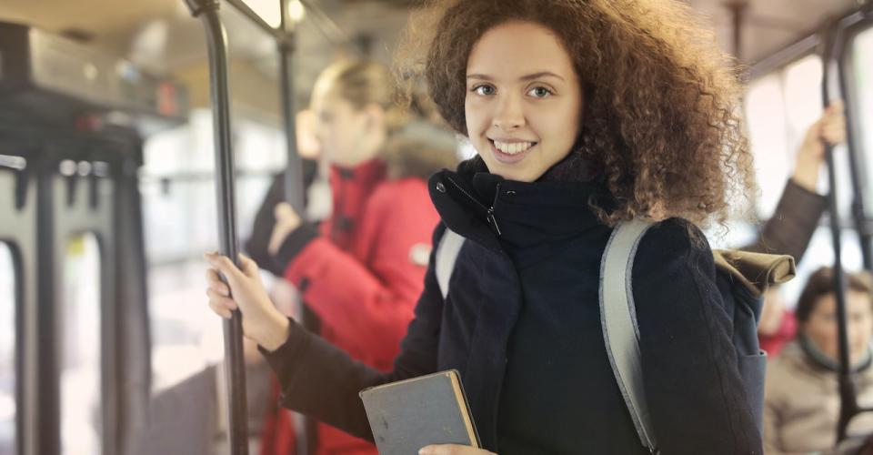 Photo jeune femme dans un bus