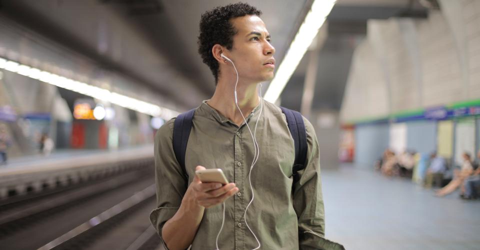 Jeune homme dans une station de métro