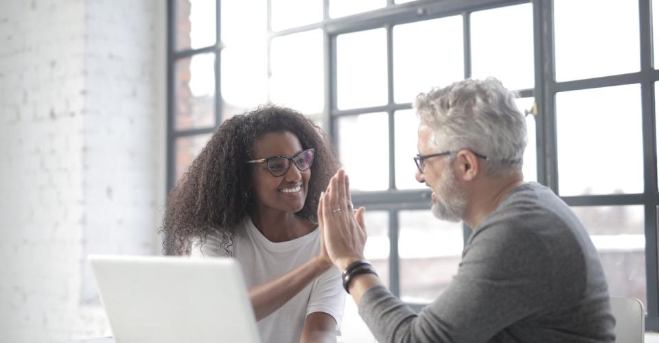 Photo femme et homme en entreprise