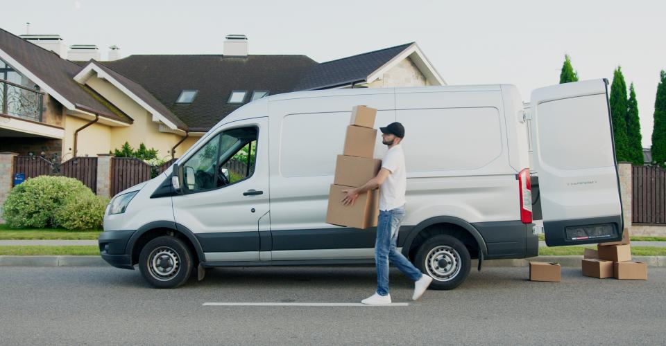 Livreur devant sa camionnette.