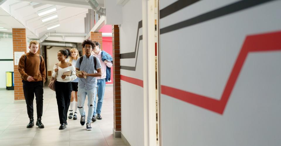 Jeunes marchant dans un couloir