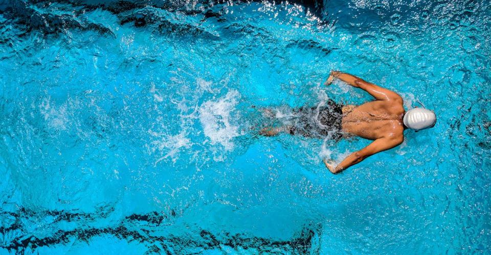 Photo de nageur en piscine