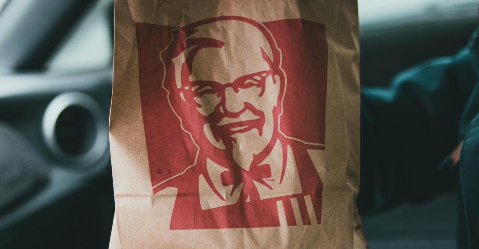 Photo logo KFC sur un sac en papier