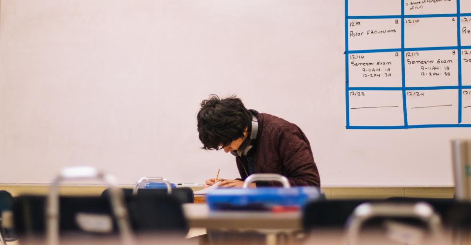 Jeune étudiant dans une salle de classe.