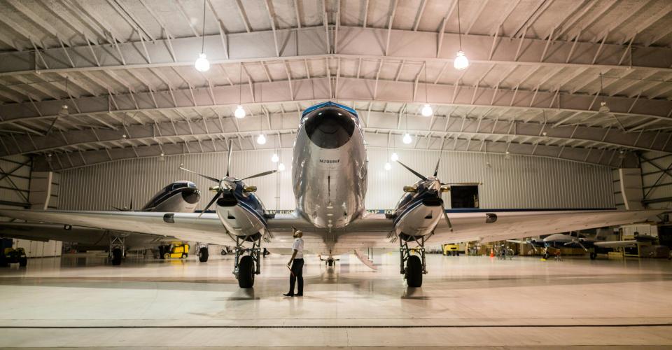 Photo avion dans un hangar