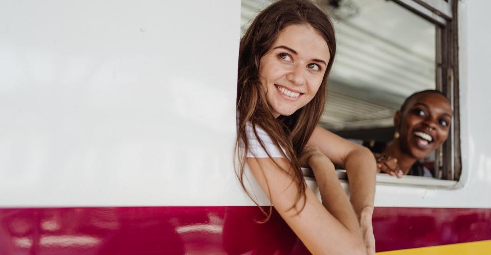 jeunes femmes dans un train