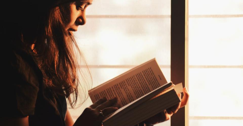 Photo de jeune femme avec un livre