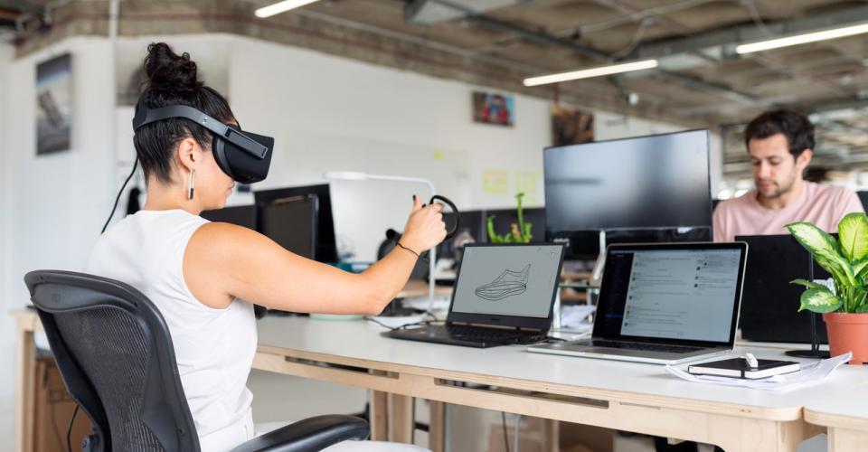 Photo femme avec casque VR